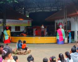 The village offers various attractions and an oppo The village offers various attractions and an opportunity to learn about Betawi culture. You can witness Topeng dance, Gambus art, Cokek dance, and Le